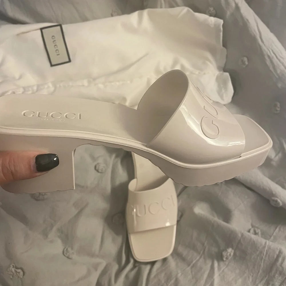 Gucci Patent Cream Logo Slide Sandals